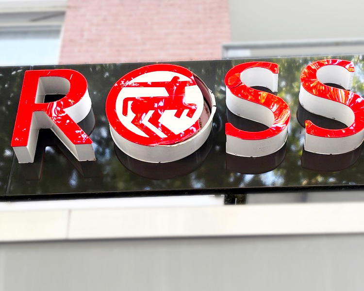 Defekte Lichtwerbung von Rossmann