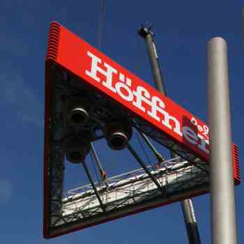 Höffner – Wartungsfreundlicher 50-Meter- Werbeturm