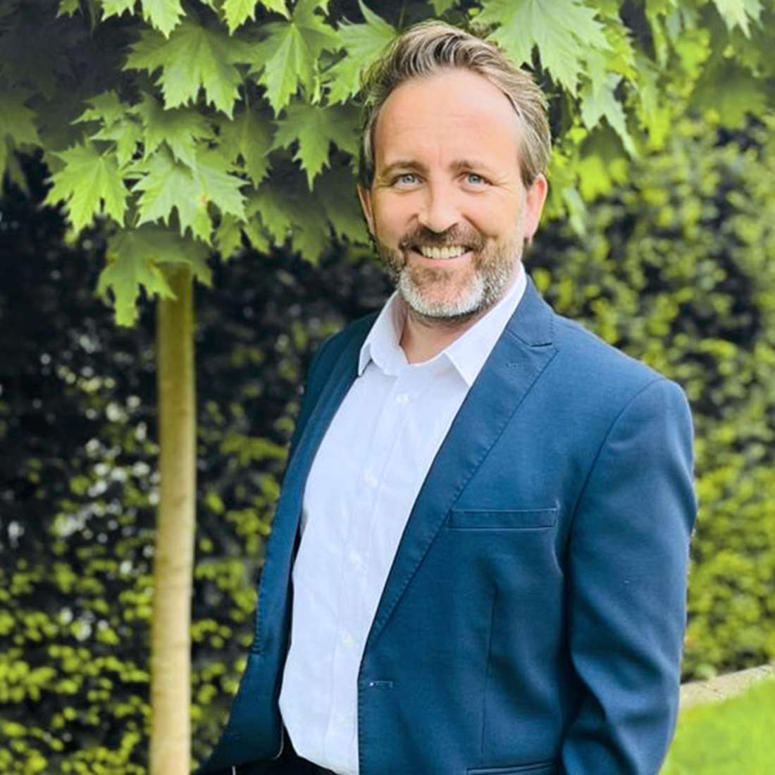 Der sympathische und erfahrene Kundenberater für Lichtwerbung blickt in die Kamera und freut sich auf inspirerende Kundengespräche in Münster