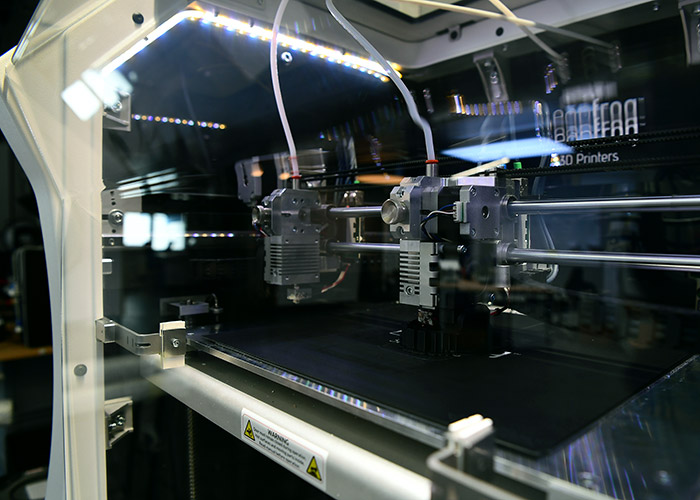 Ein 3D-Drucker im Einsatz zur Herstellung von Bauteilen. Guttenberger & Partner setzt innovative Technologien wie den 3D-Druck ein, um maßgeschneiderte Lichtwerbeanlagen und hochpräzise Komponenten zu fertigen.