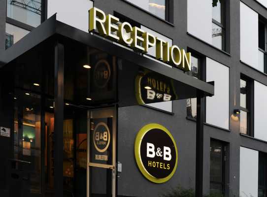 Eingangsbereich eines B&B Hotels mit beleuchteter 