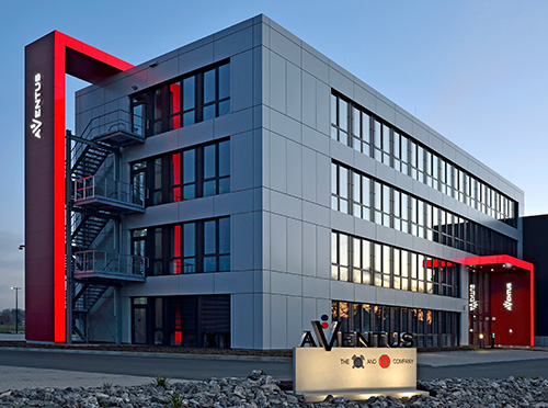 Leuchtende Fassaden- und Logo-Werbung am Aventus-Gebäude. Guttenberger & Partner kombinieren hier Lichtwerbung mit moderner Lichtarchitektur, um das Gebäude und die Marke wirkungsvoll in Szene zu setzen.