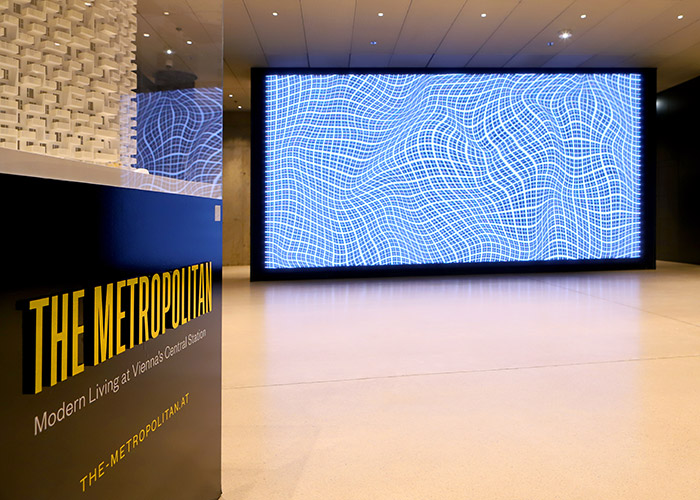 Leuchtendes LED-Display im Eingangsbereich des „The Metropolitan“ in Wien. Guttenberger & Partner beweisen hier ihre Expertise im Bereich moderner Lichttechnik, die Marken stilvoll und innovativ in Szene setzt.